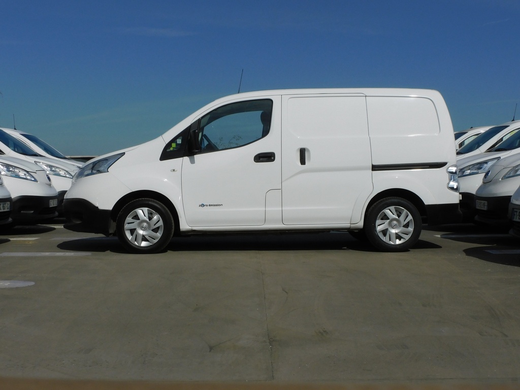 NISSAN ENV200 VISIA